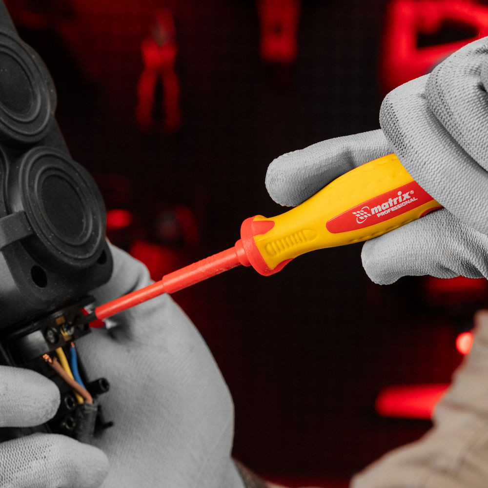 Отвертка Insulated, SL3 x 80 мм, CrMo, до 1000 В, двухкомпонентная рукоятка Matrix Professional