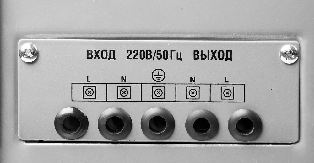 Стабилизатор напряжения автоматический 5000ВА, 5 кВт ЗУБР Профессионал 59380-5