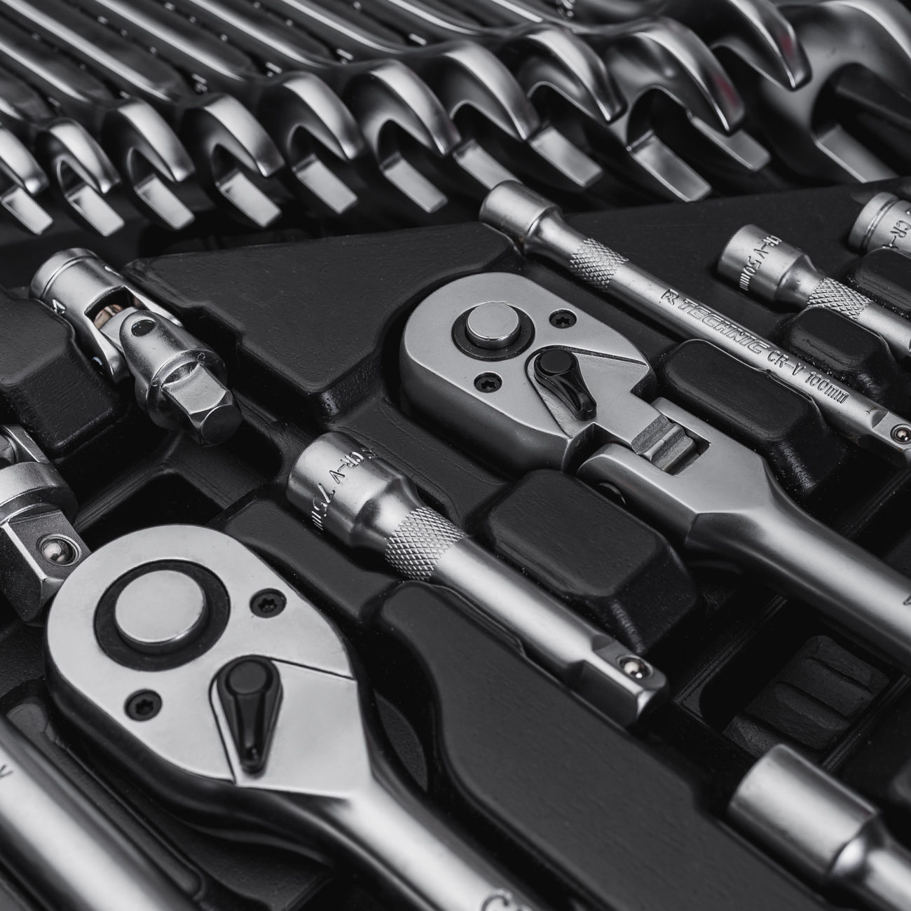 Набор ручных инструментов TECHNIC 142 предмета 1/2, 3/8, 1/4 RUNTEC RT-HT142T