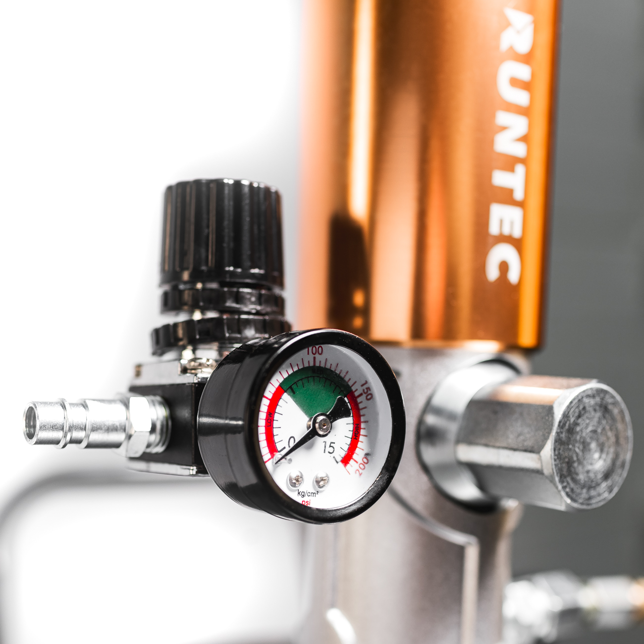 Солидолонагнетатель с пневмоприводом и баком 20 л RUNTEC RT-SO22